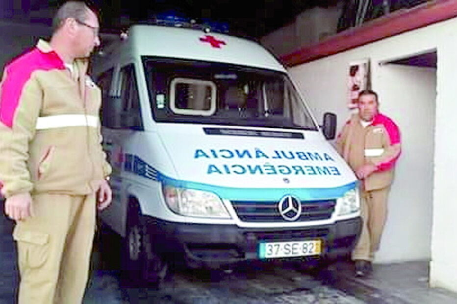 António Caeiro e Jorge Liberato junto a uma viatura da Cruz Vermelha