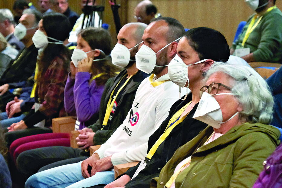 Manifestantes utilizaram máscaras e no final do discurso lançaram alguns gritos contra a autarca de Setúbal