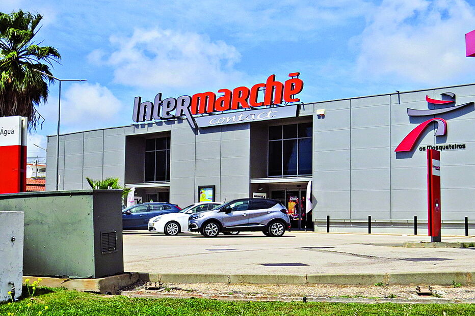 Militares de Vila do Bispo responderam em veículo cedido pela Proteção Civil Municipal a furto em hipermercado 