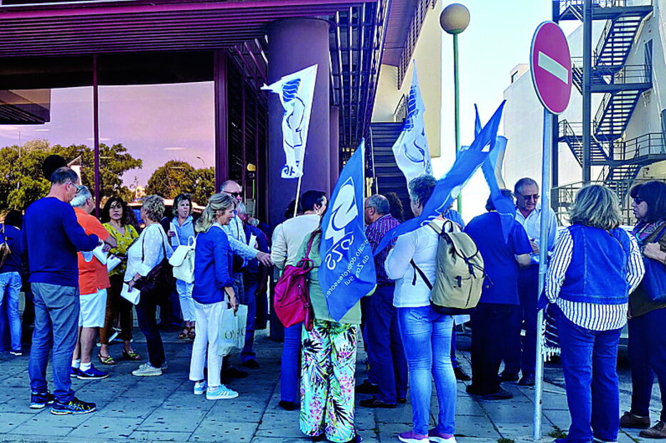 Professores exigem que seja aplicado o regime de pré-reforma a quem tenha mais de 55 anos, com base num diploma já aprovado pelo Governo 