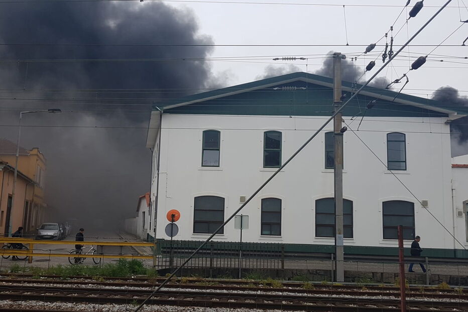 Incêndio consome fábrica têxtil em Ovar