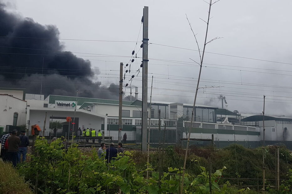 Incêndio consome fábrica têxtil em Ovar