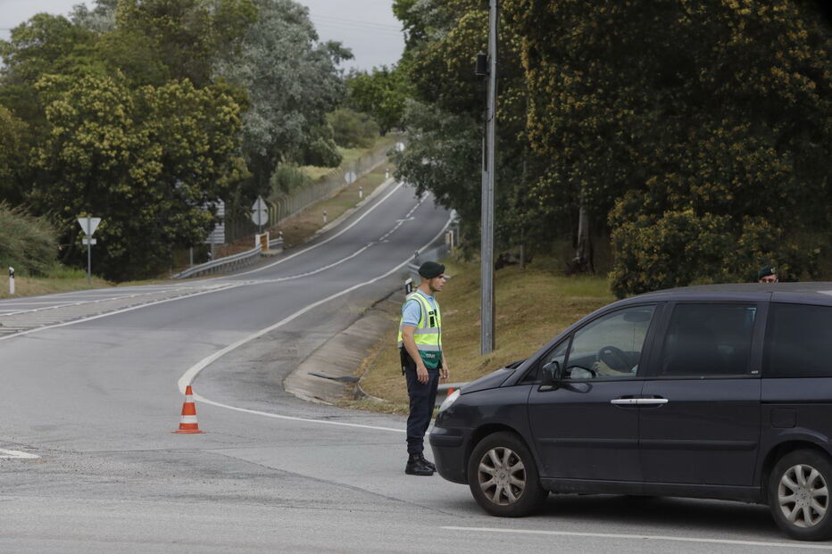 Estrada Nacional 4 encontra-se cortada após acidente junto à Academia do Sporting em Alcochete