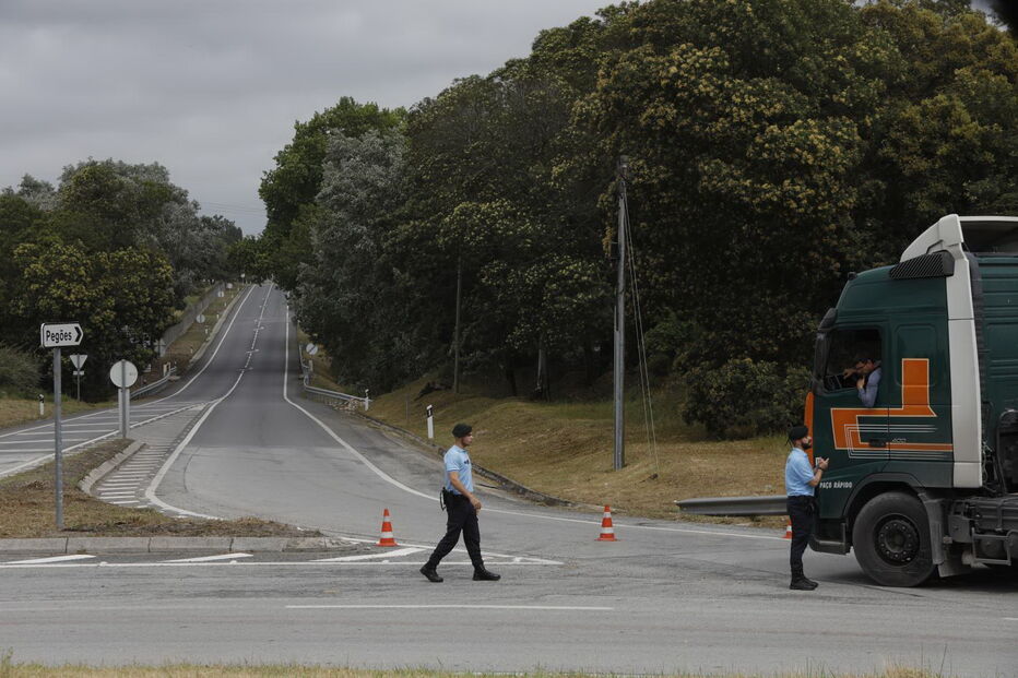 Estrada Nacional 4 encontra-se cortada após acidente junto à Academia do Sporting em Alcochete