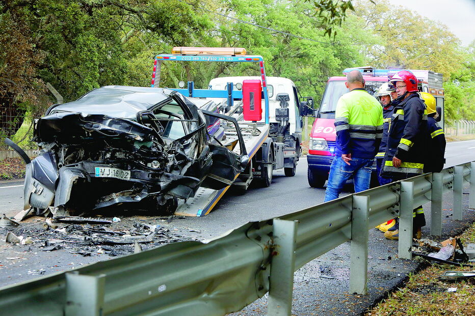 Violenta colisão frontal provocou dois mortos na EN4
