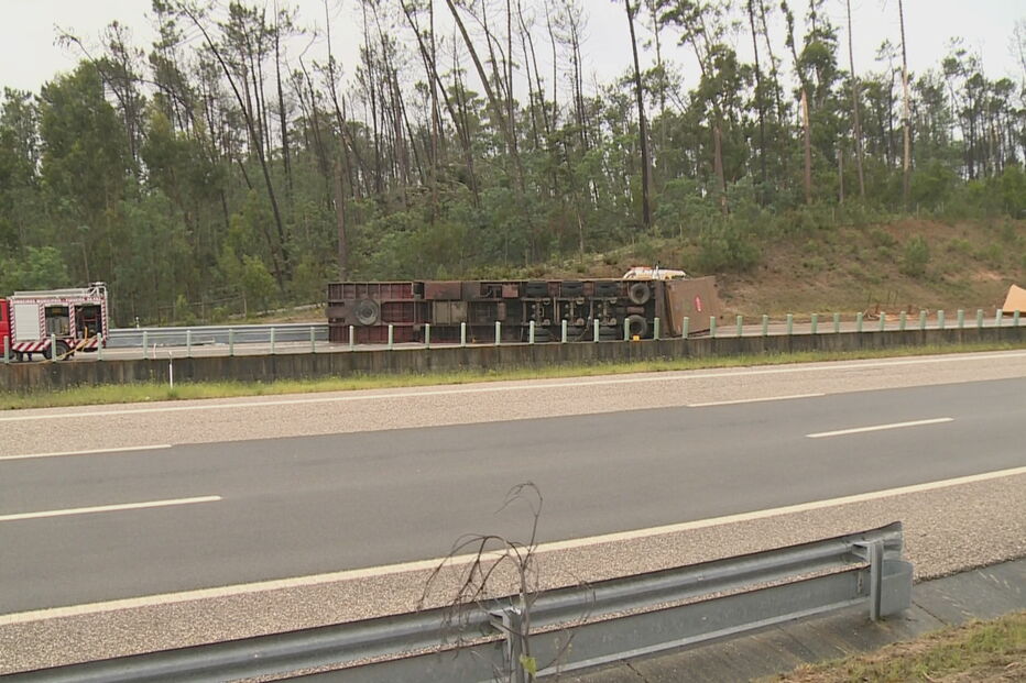 Despiste de camião corta A17 na Figueira da Foz no sentido Sul - Norte
