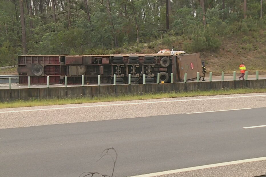 Despiste de camião corta A17 na Figueira da Foz no sentido Sul - Norte
