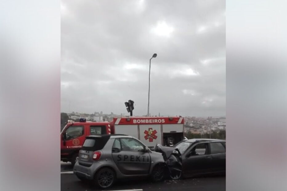 Quatro pessoas feridas após colisão em Vila Nova de Gaia