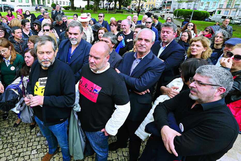 Mário Nogueira e outros professores marcaram presença no Parlamento