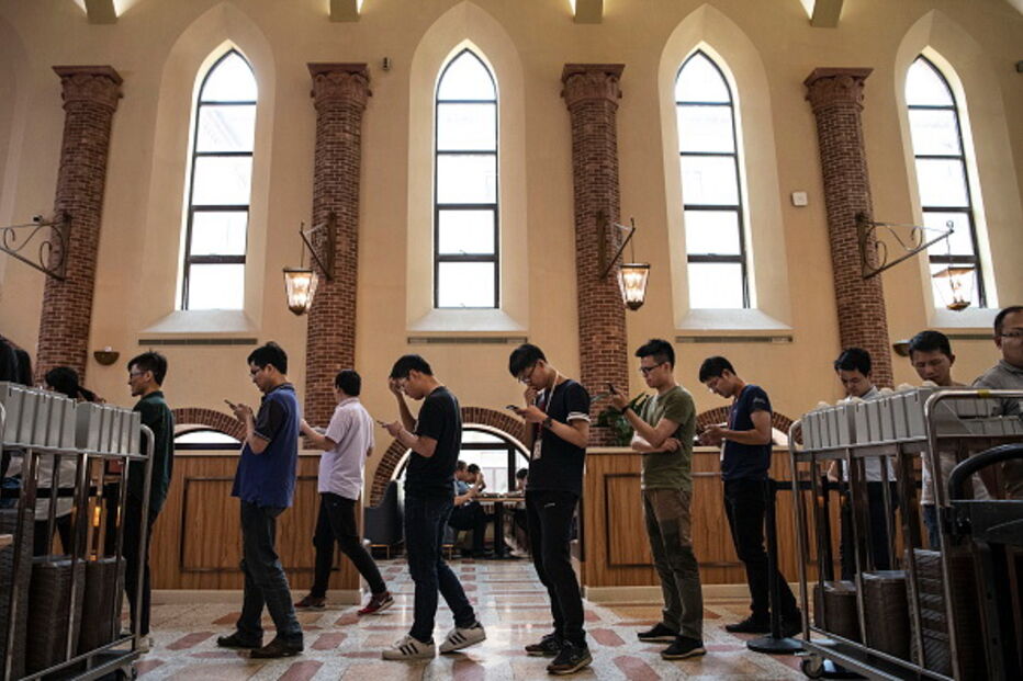 Huawei, a tecnológica milionária onde os trabalhadores dormem debaixo das secretárias