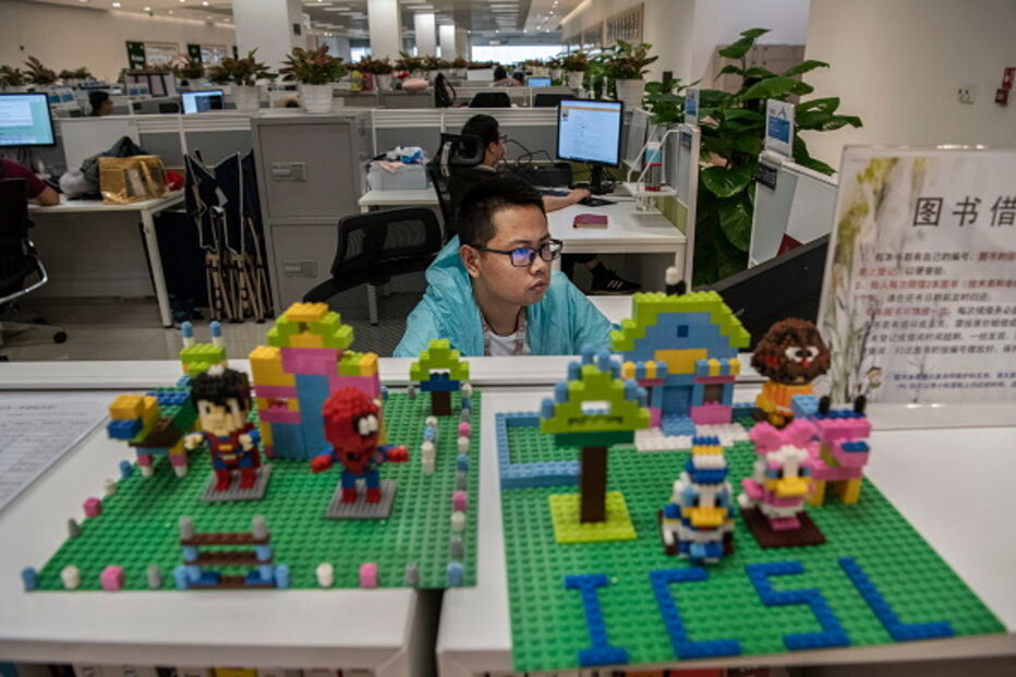 Huawei, a tecnológica milionária onde os trabalhadores dormem debaixo das secretárias