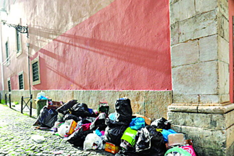 Lixo nas ruas é um cenário  recorrente em Lisboa e no Porto