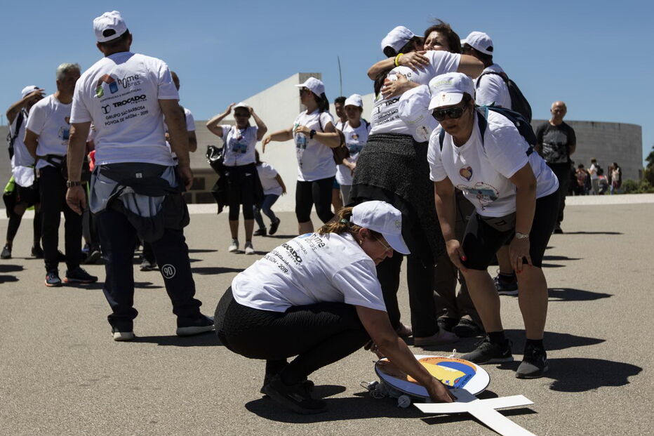 O terço gigante, feito com boias brancas, por familiares de pescadores da Póvoa de Varzim, destacava-se no alcatrão negro do recito de oração do Santuário 