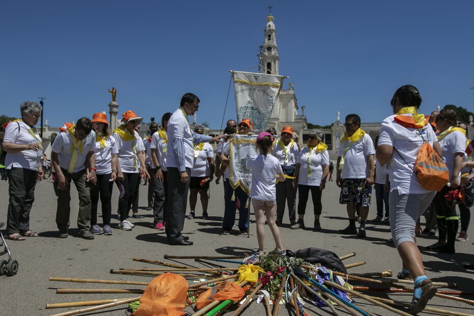 Peregrinos emocionam-se ao chegar a Fátima após caminhada de fé