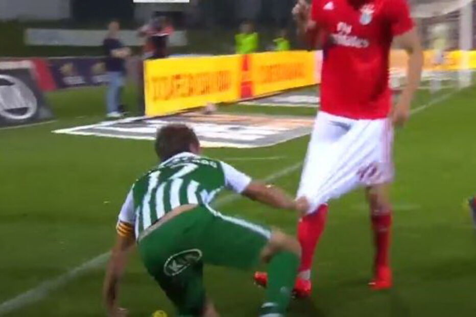 Fábio Coentrão tira calções a Samaris em momento insólito no jogo entre Benfica e Rio Ave