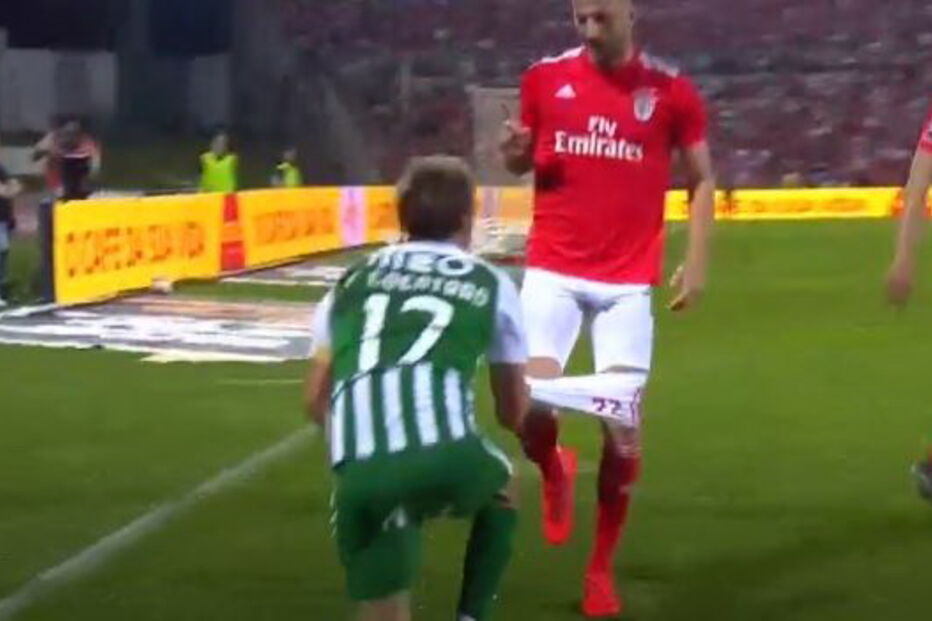Fábio Coentrão tira calções a Samaris em momento insólito no jogo entre Rio Ave e Benfica