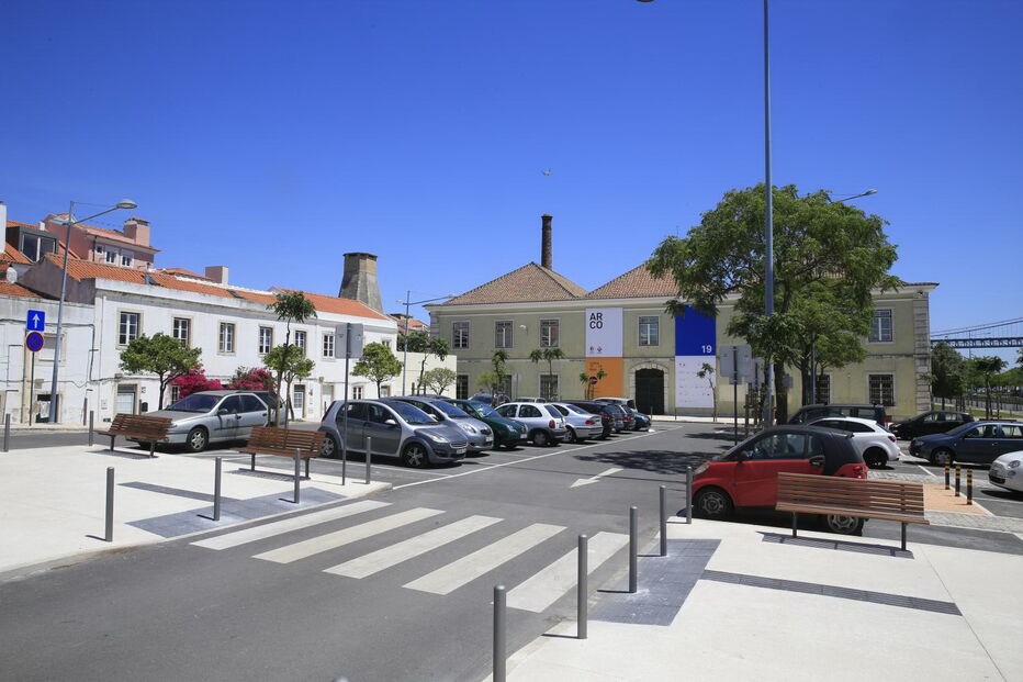 Estacionamento onde a vítima foi baleada por um assaltante que a abordou. Acompanhante também ficou ferida 