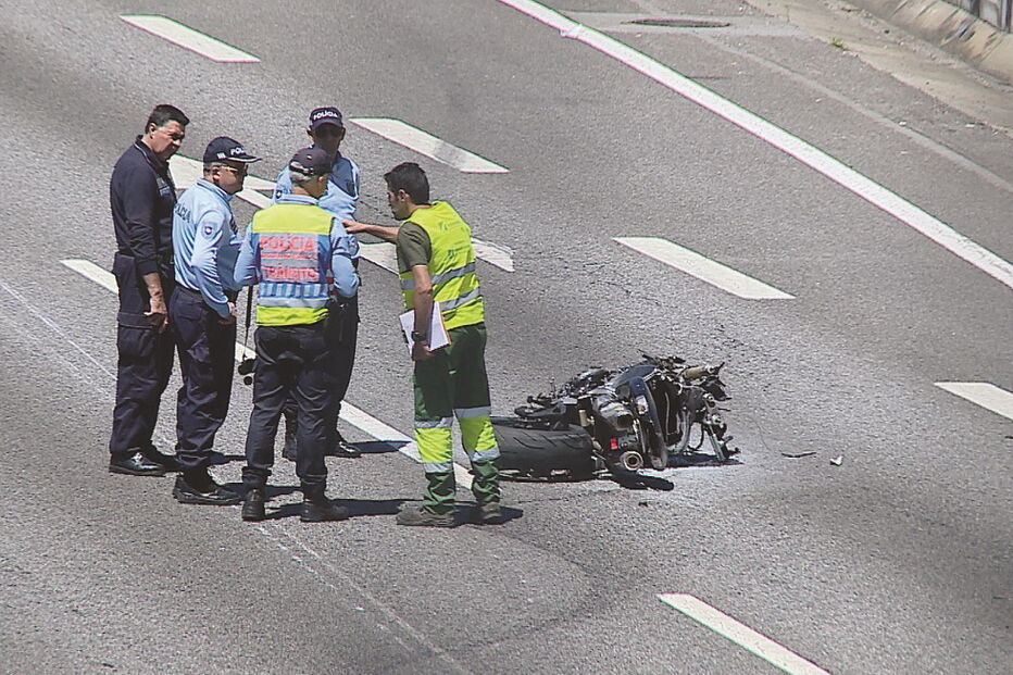 Moto na qual seguia a vítima mortal destruída no meio da VCI