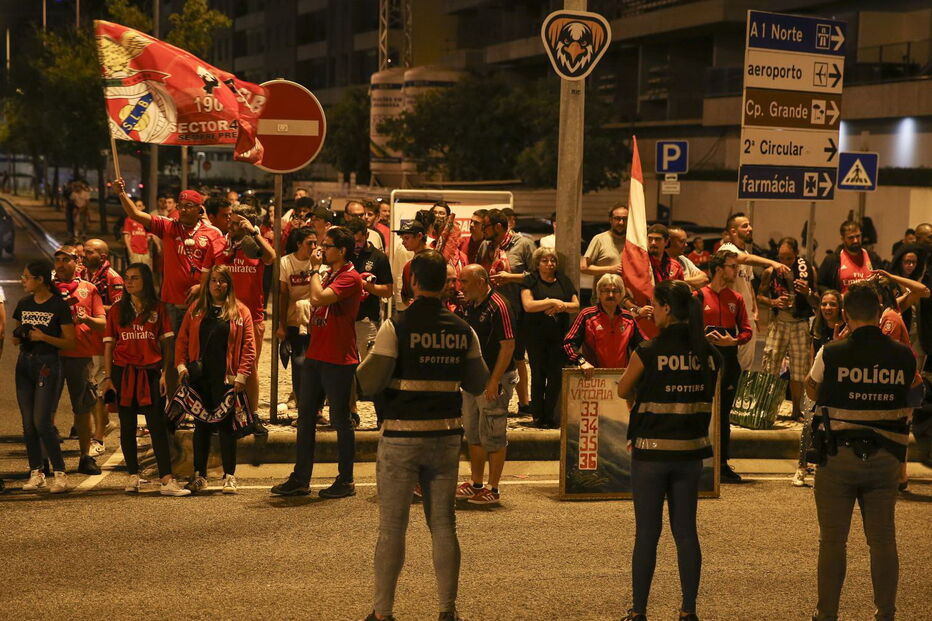 Adeptos do Benfica receberam a equipa no estádio da Luz de madrugada