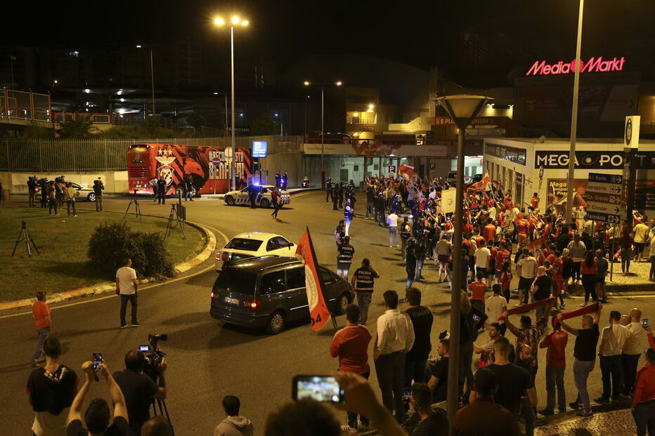 Adeptos do Benfica receberam a equipa no estádio da Luz de madrugada