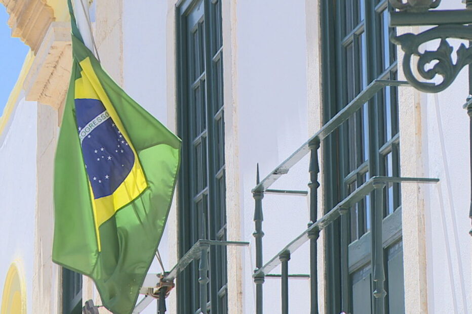 Brasileiros esperam na fila três dias para serem atendidos no Consulado em Faro