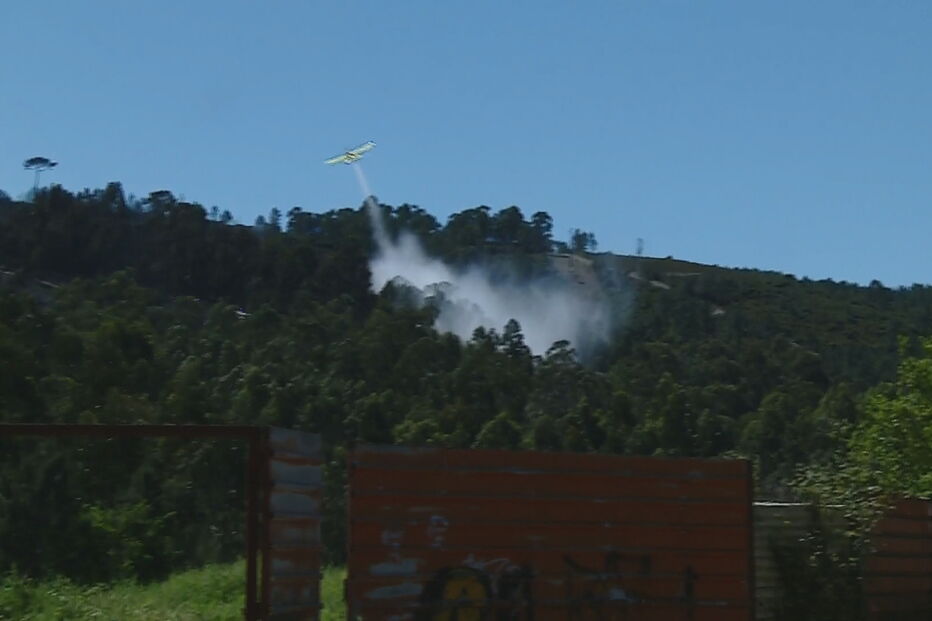 Incêndio com duas frentes ativas em Valongo mobiliza dois meios aéreos