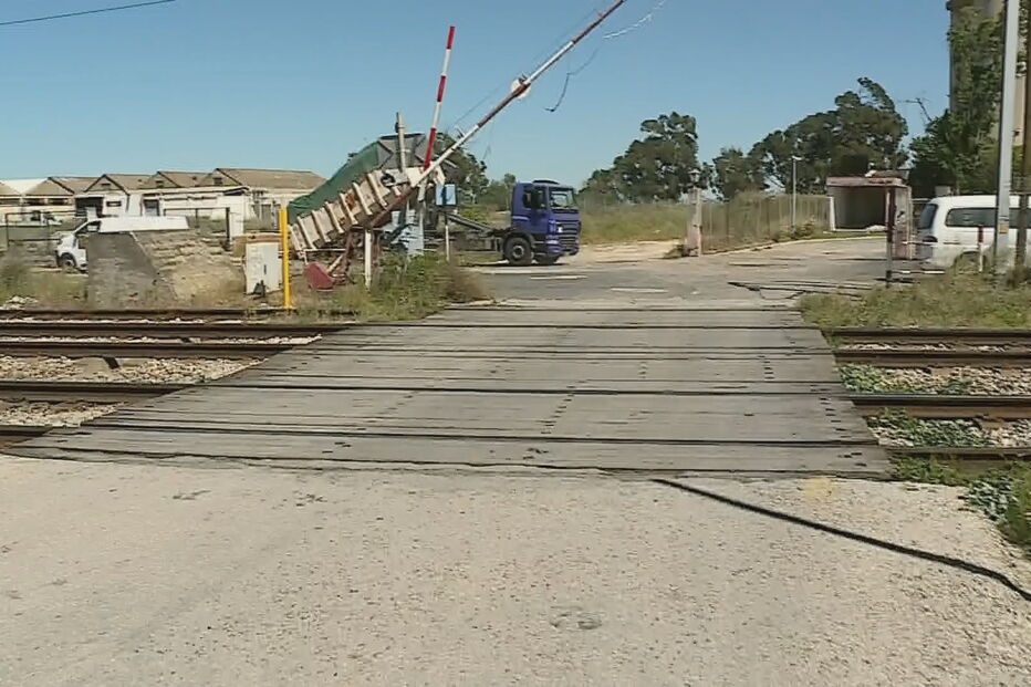 Mulher morre atropelada por comboio. Linha do Norte cortada junto a Alhandra
