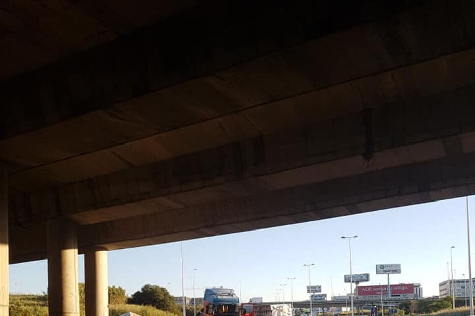 Camião capotado condiciona circulação no IC17 junto ao Túnel do Grilo