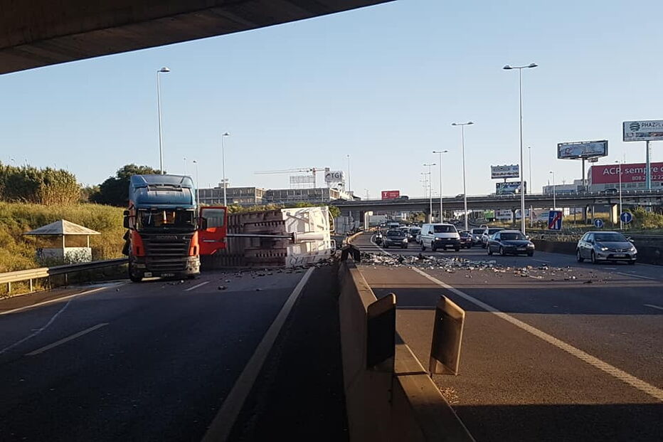 Camião capotado condiciona circulação no IC17 junto ao Túnel do Grilo