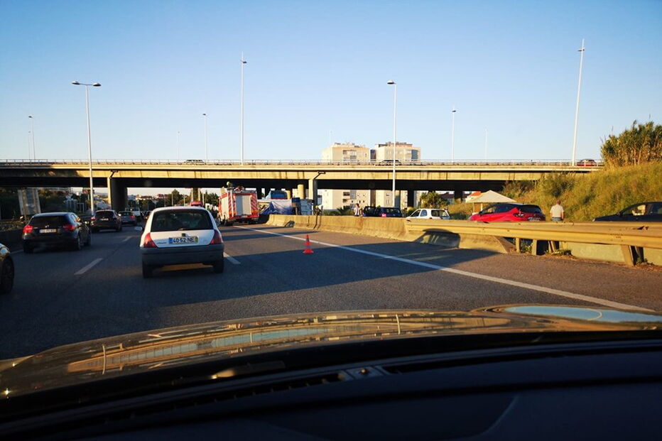 Camião capotado condiciona circulação no IC17 junto ao Túnel do Grilo