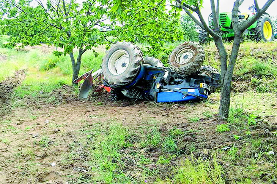 Trator capotou e o condutor ficou debaixo da máquina   