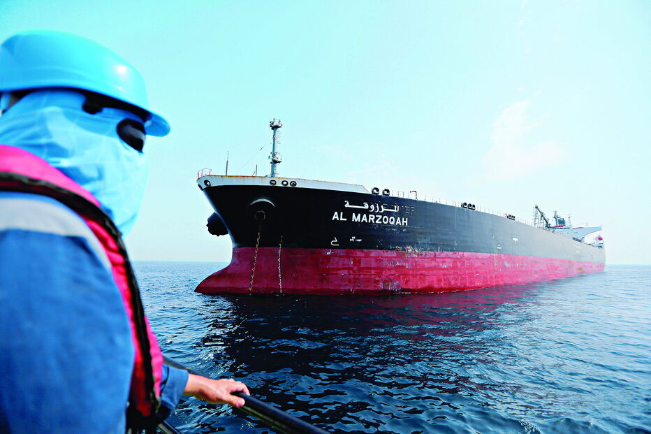 Um dos dois petroleiros sauditas atacados no Golfo de Omã 