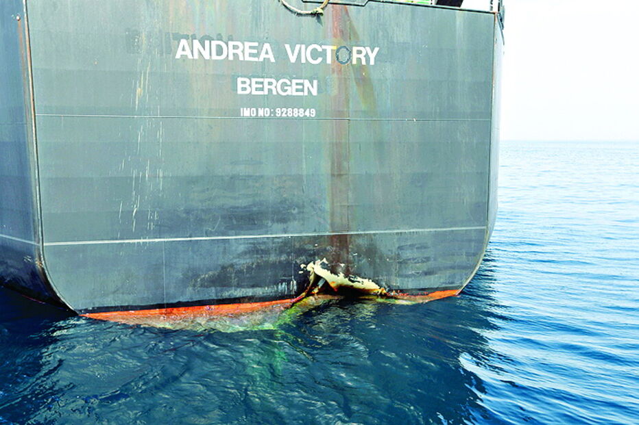O petroleiro norueguês ‘Andrea Victory’ sofreu danos visíveis no casco ao nível da linha de água 