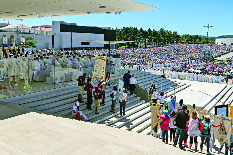 A missa juntou milhares e foi celebrada sob temperaturas elevadas 