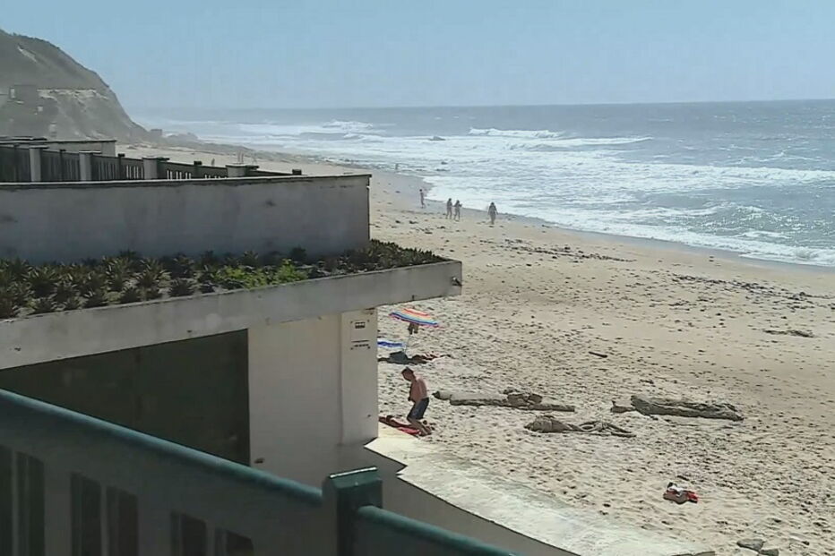 Surfista salva jovem casal belga de afogamento na praia de São Pedro de Moel em Leiria 