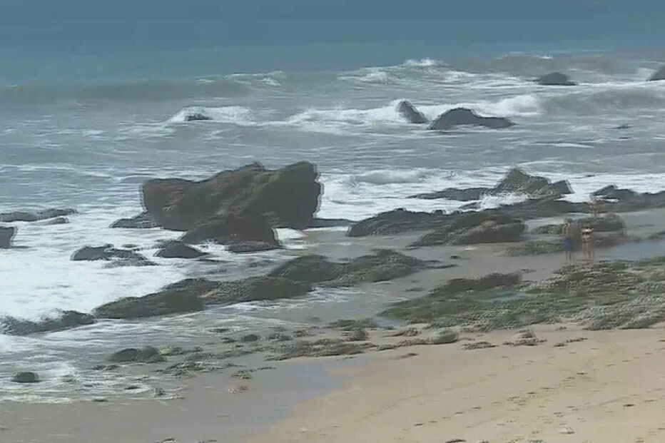 Surfista salva jovem casal belga de afogamento na praia de São Pedro de Moel em Leiria