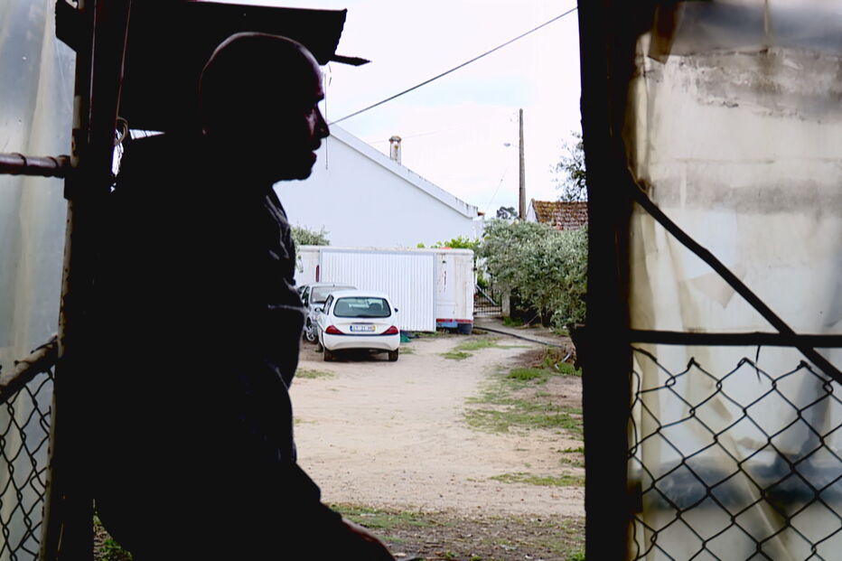 Vizinho atacado à catanada por cabo da GNR em fuga constante por medo de novo ataque