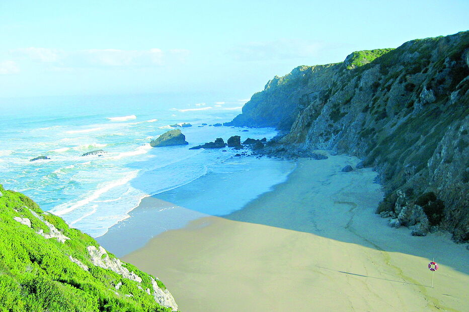 Praia da Adraga, em Sintra, é uma das 26 com uso limitado 