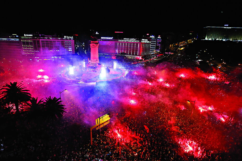 Preparativos para a eventualidade de o Benfica ser campeão nacional estão em marcha. Milhares de pessoas deverão afluir à praça Marquês de Pombal 