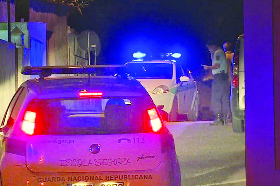 As autoridades chegaram rapidamente à casa, em Torres Vedras, mas nada havia a fazer. A vítima morreu com dois tiros: o segundo, no peito, foi fatal 