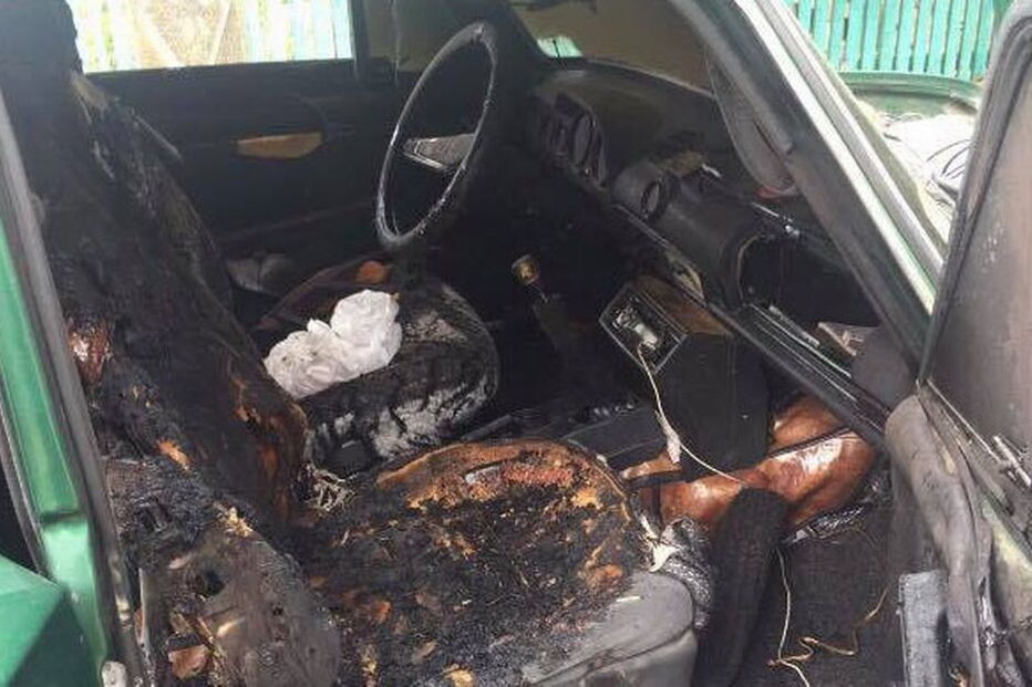 Menina morre dentro do carro dos pais após incêndio