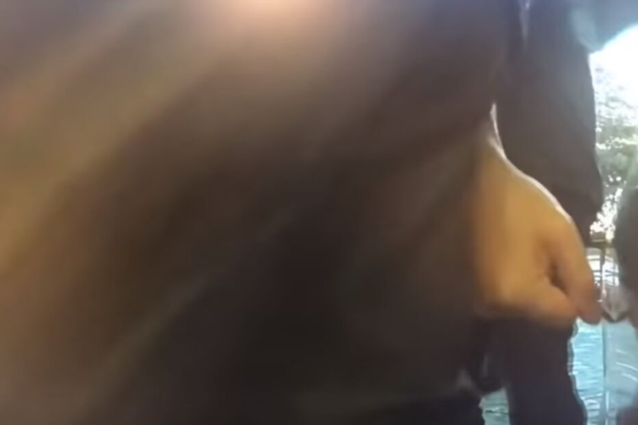 Homem a riscar o veículo elétrico