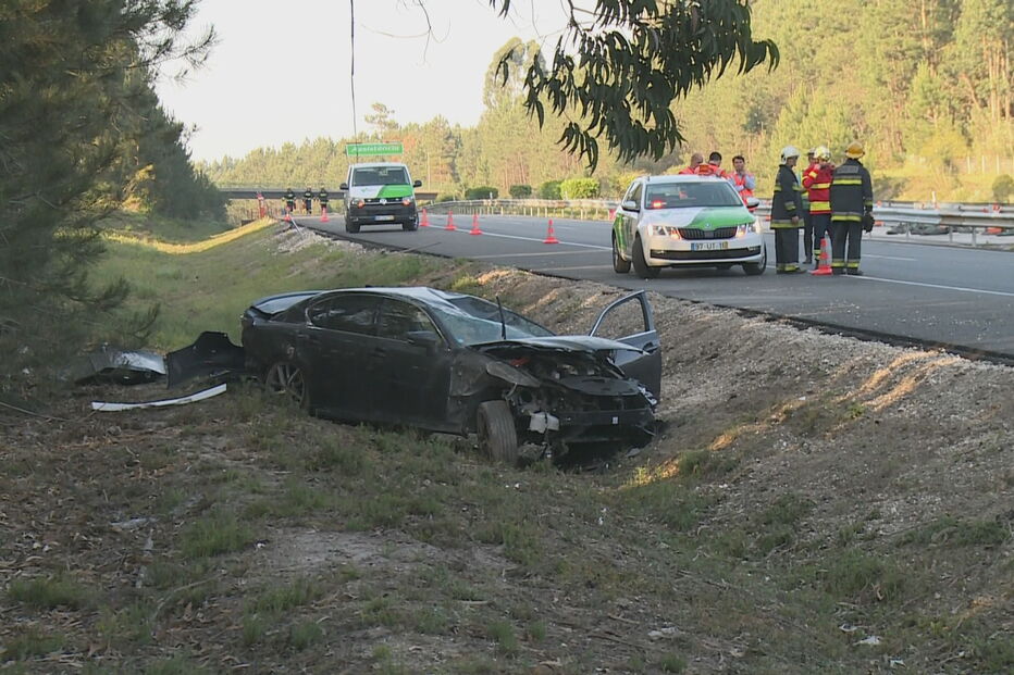 Veja como ficou o carro que Santana Lopes conduzia após acidente na A1