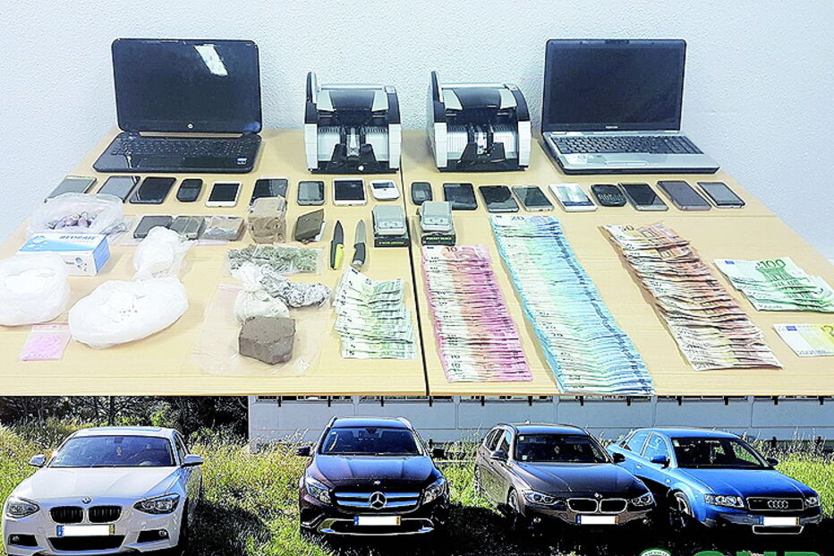 Carros e material apreendidos 