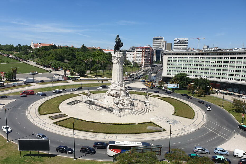 A estrutura metálica está a ser colocada à volta da estátua do Marquês de Pombal