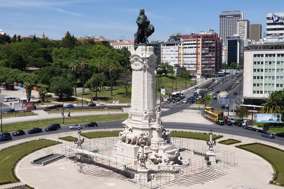 A estrutura metálica está a ser colocada à volta da estátua do Marquês de Pombal