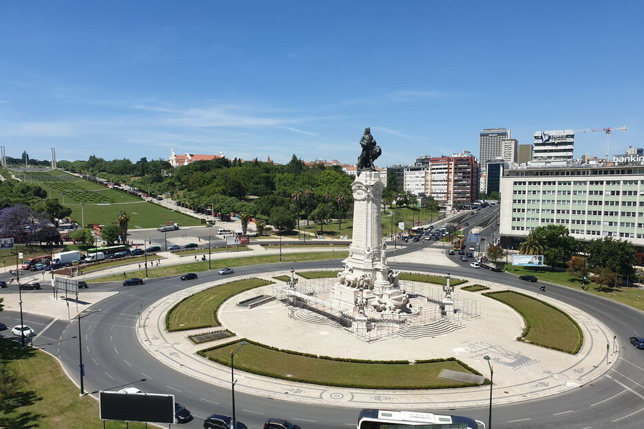A estrutura metálica está a ser colocada à volta da estátua do Marquês de Pombal