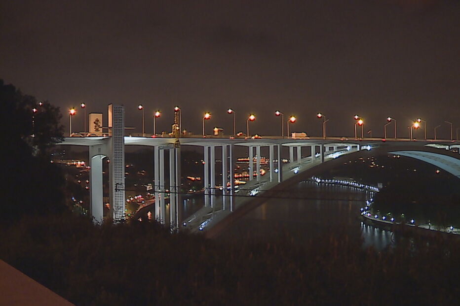 Queda de pedaços da ponte da Arrábida obriga ao corte da Marginal no Porto