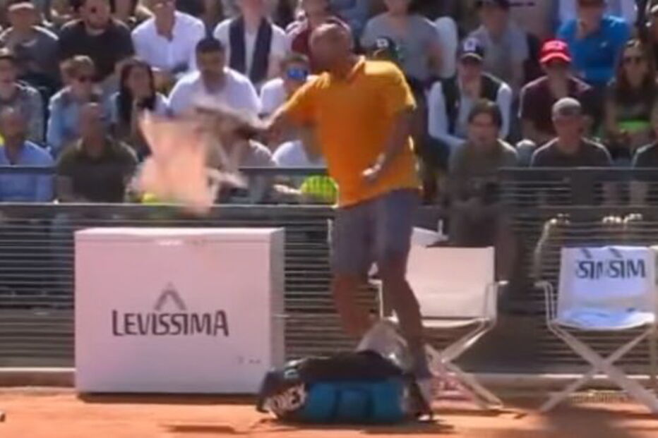 Tenista australiano perde a cabeça, atira cadeira para o campo e é desqualificado