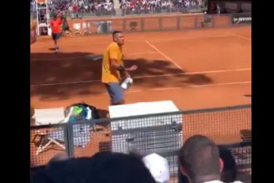 Tenista australiano perde a cabeça, atira cadeira para o campo e é desqualificado